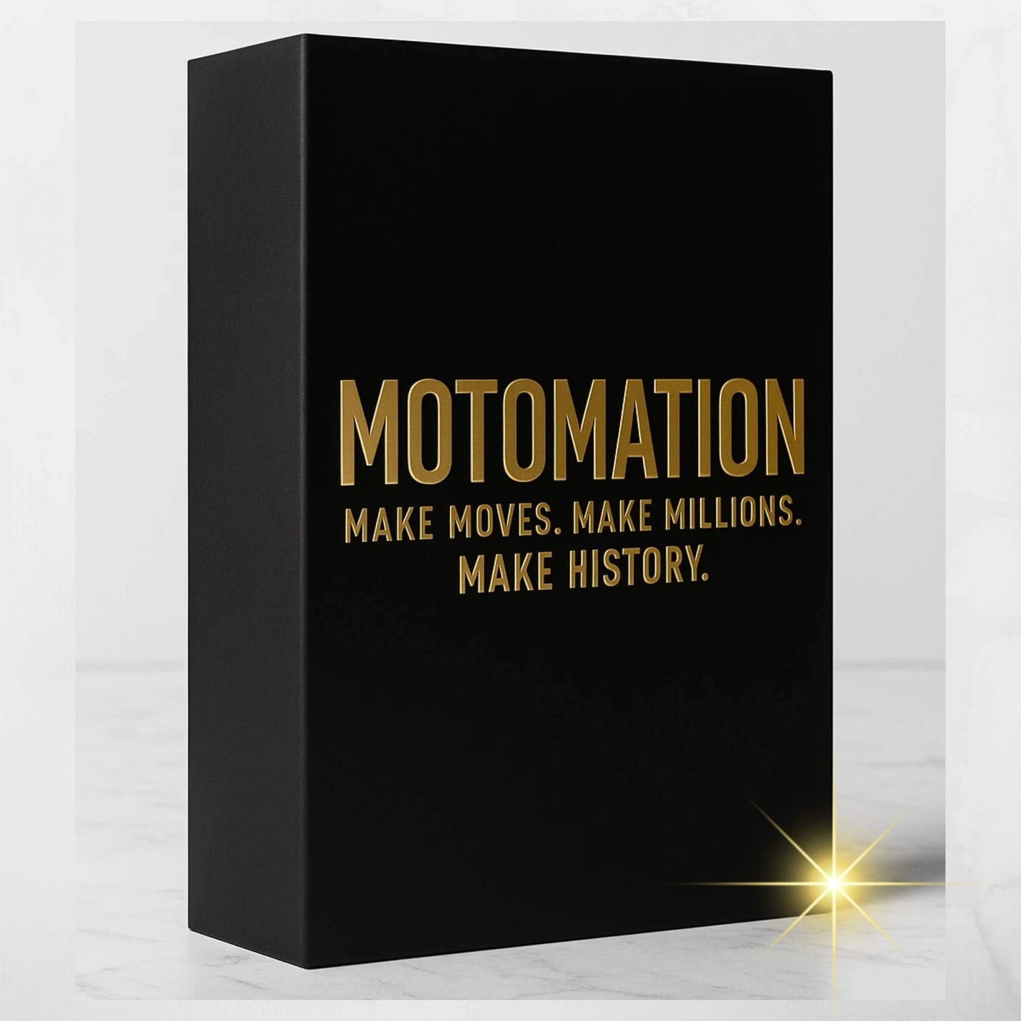 Schwarze 3D-Produktbox mit goldener Aufschrift „MOTOMATION – Make Moves. Make Millions. Make History.“ auf einer weißen Marmoroberfläche vor neutralem Hintergrund.
