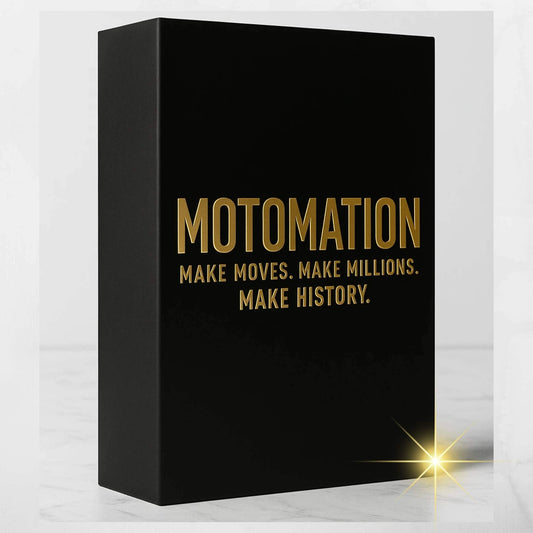 Schwarze 3D-Produktbox mit goldener Aufschrift „MOTOMATION – Make Moves. Make Millions. Make History.“ auf einer weißen Marmoroberfläche vor neutralem Hintergrund.